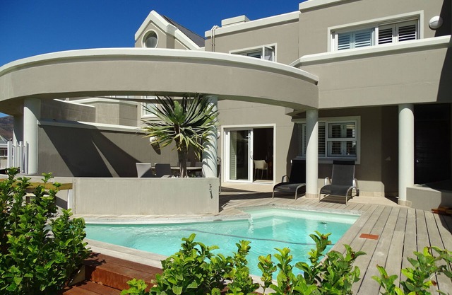 Beach Place Hout Bay, moderna casa adosada junto a la playa, capacidad para 6