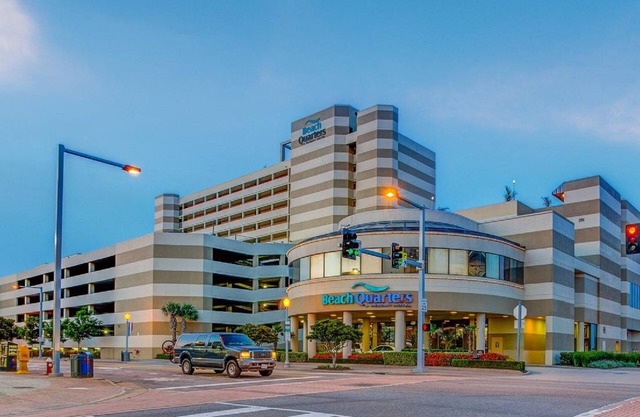 Beach Quarters - Oceanfront 1BR / 1BA Units directamente en Virginia Beach Boardwalk