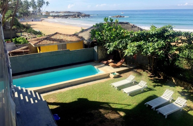 Beach Villa Yang cerca de Hikkaduwa, con piscina y cocina - casa adosada