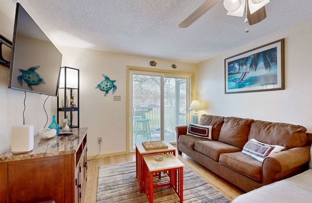 Beachaven pet friendly condo w/community pool, patio, close to restaurants