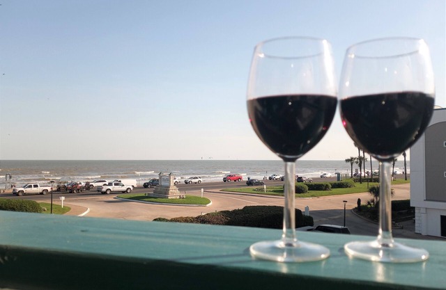 Beachfront 1-bedroom condo Sleeps 6 on Galveston Seawall