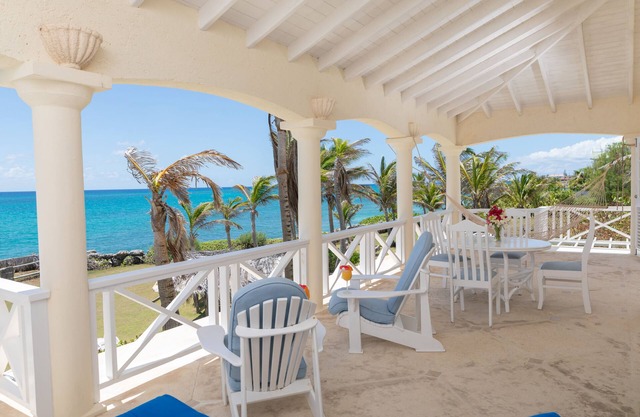 Frente a la playa de 2 dormitorios apt. No. 4 a la derecha la playa de arena blanca de Silver Sands