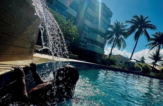 Beachfront · 2-bedroom apartment with pool, Wi-Fi, and garage in Vilas do Atlântico