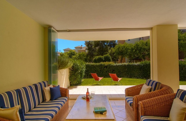 Apartamento de 2 dormitorios frente a la playa con gran terraza, WiFi, barbacoa