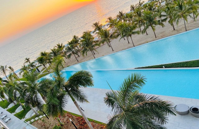 Beachfront 3BR-BA SunsetParadise