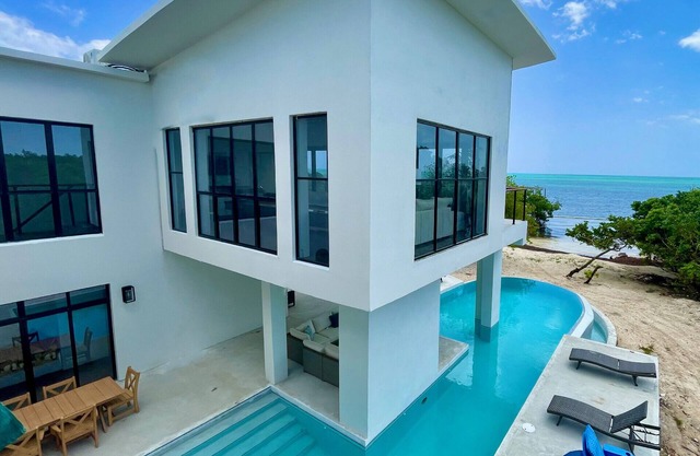 Beachfront 5 bedroom Hibiscus House Villa, Private Beach. Awesome Pool &Pier