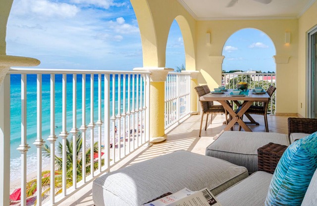 Apt frente a la playa con piscina e impresionantes vistas al mar - Sapphire Beach 401