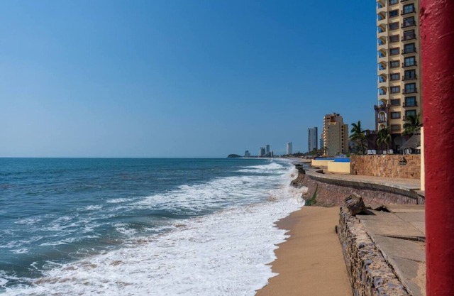 Depa con alberca frente a la playa en Cerritos