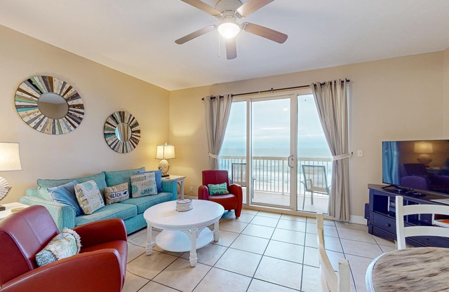 Condominio frente al mar en complejo con piscinas, gimnasio y excelente ubicación.
