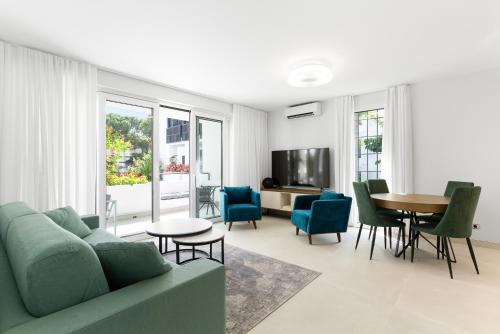 Beachfront Complex Jardines de las Golondrinas Elviria