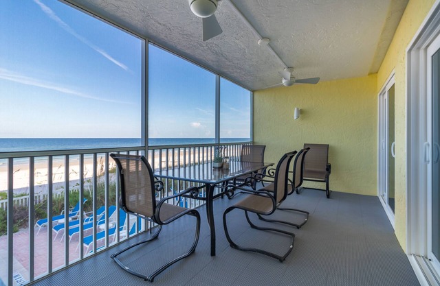 ¡NUEVO! Condominio de lujo completamente renovado! Frente a la playa y piscina climatizada Gulf View # 102