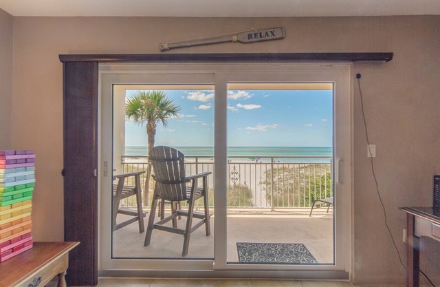 Beachfront Condo Across from John's Pass (Madeira Norte) Gorgeous sunset views!
