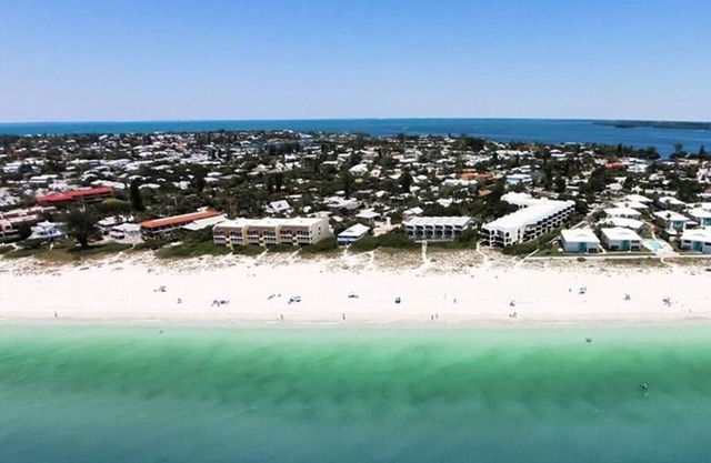 Condominio frente al mar en la playa de arena blanca de Anna Maria Island.