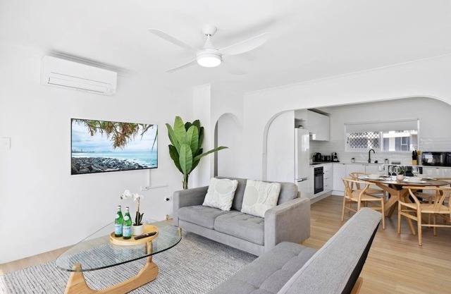 Beachfront Escape Broadbeach, 2BD, Pool, sleeps 7