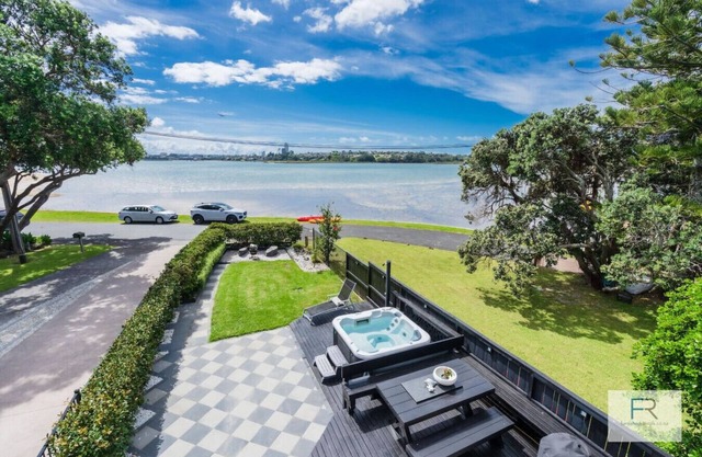 Beachfront Executive Home in Bayswater