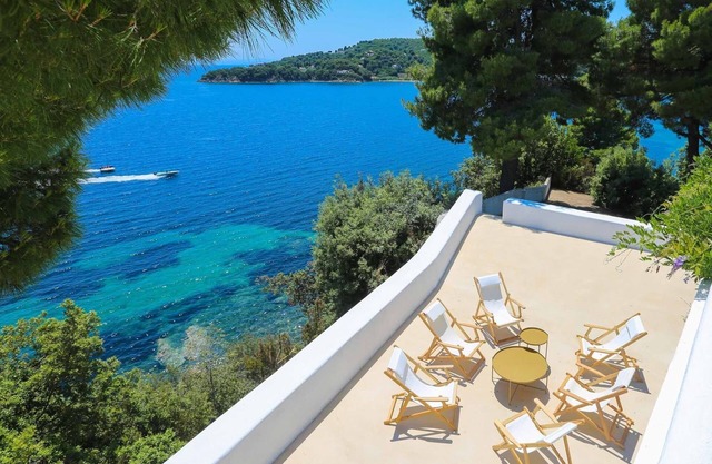 Villa griega frente al mar en Skiathos con playa de arena semi privada