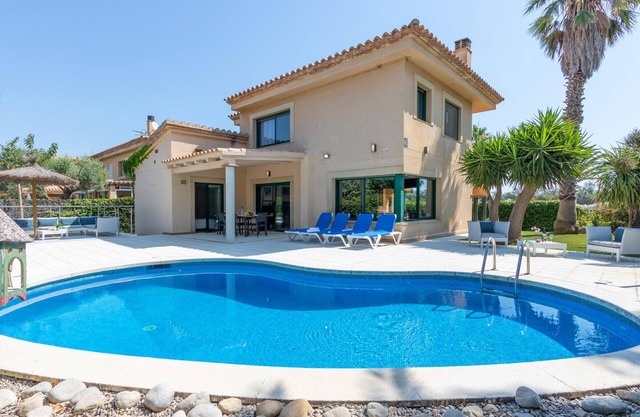 Casa de lujo en primera línea: piscina, A/A, Wi-Fi, barbacoa, jardín, 50m de la playa.