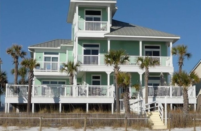 IMPRESIONANTE CASA FRENTE AL MAR CON PISCINA CLIMATIZADA PRIVADA Y ENVOLVENTE ALREDEDOR DE BALCONES