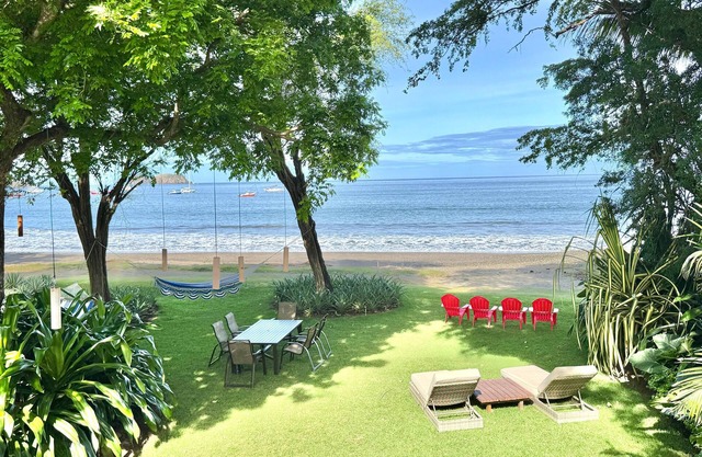 Casa frente a la playa con increíbles acabados modernos y estilo tropical.