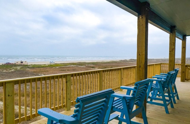 ¡Frente a la playa con increíbles vistas de la playa y la bahía desde todas las habitaciones de la casa!