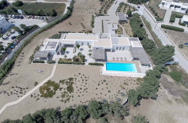 Beachfront Paros Villa | Villa Sandshell | 4 Bedrooms | Direct Access to Beach | Private Swimming Pool | BBQ and Pool Bar | Chrissi Akti