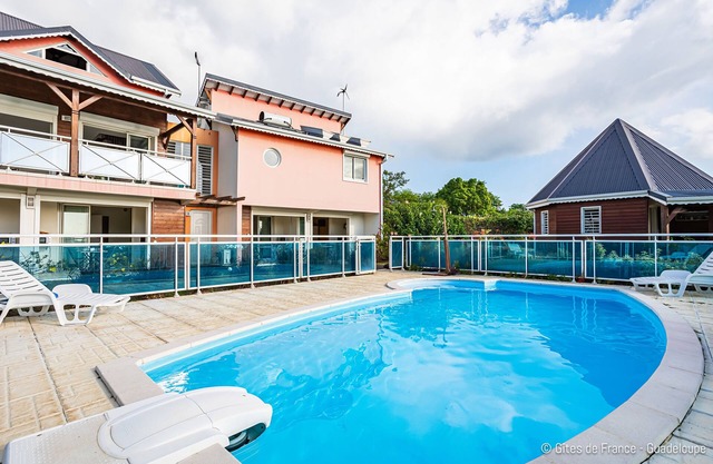 Residencia frente al mar con piscina