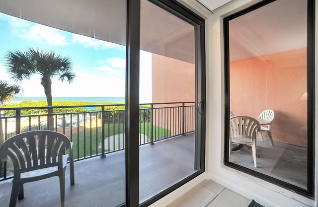 Beachfront Condo w/ Pool & Balcony in FL