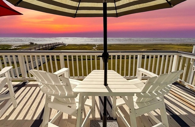 Beachfront Views Gas Grill Big TV Family Friendly 2 King Beds