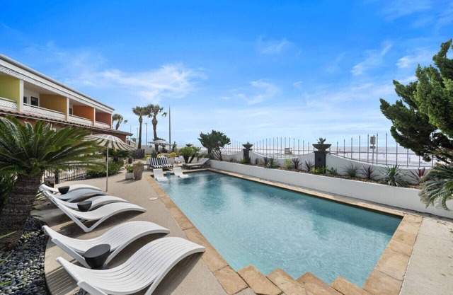 Beachfront w/ Resort Pool