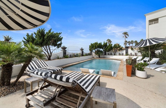 Beachfront w/ Resort Pool