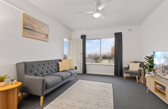 Beachside 2-Bed Apartment with Balcony Views
