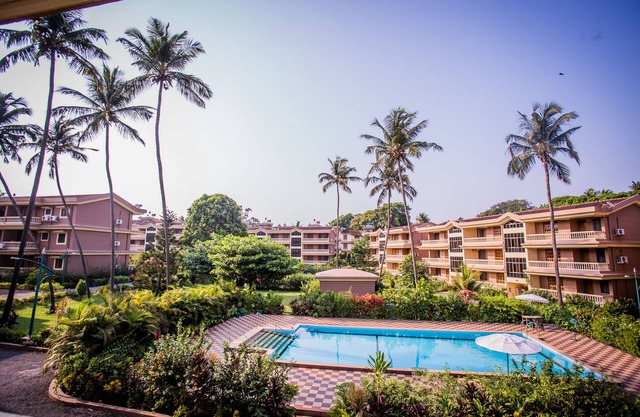Apartamento amueblado en Candolim Goa con piscina y vistas al jardín