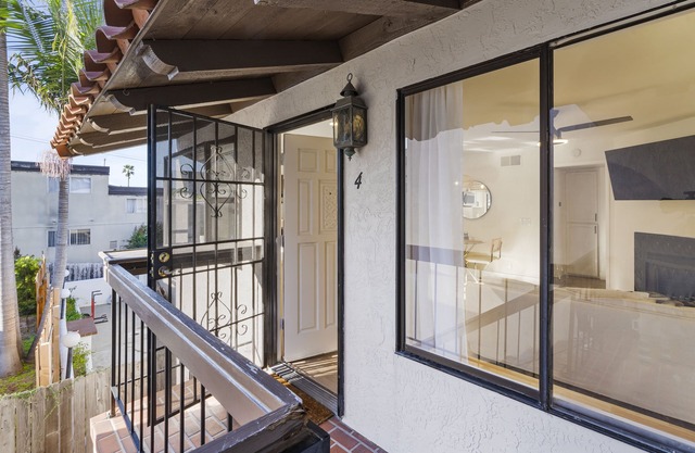 Beachside Bliss: Cozy Condo with Fireworks View