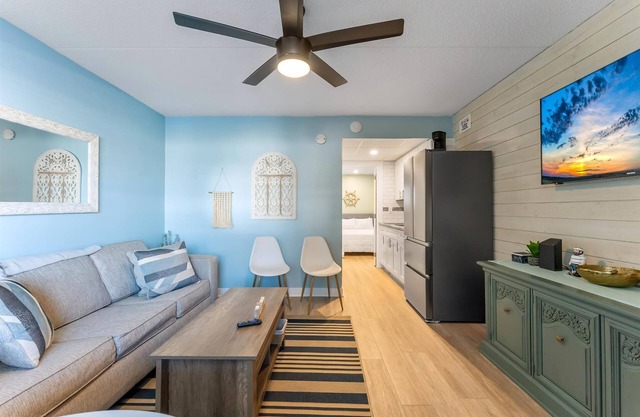 Beachside Getaway: 1 BR Condo with Heated Pools & BBQ Grills in a Prime Location