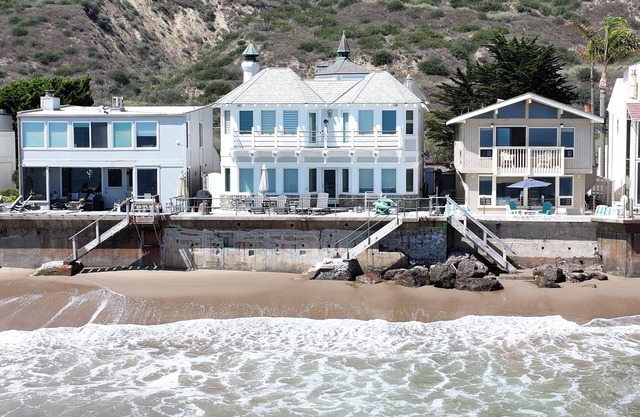 Beachside Luxury – Oceanfront - The Shoreline - 4-bedroom house with WiFi and AC