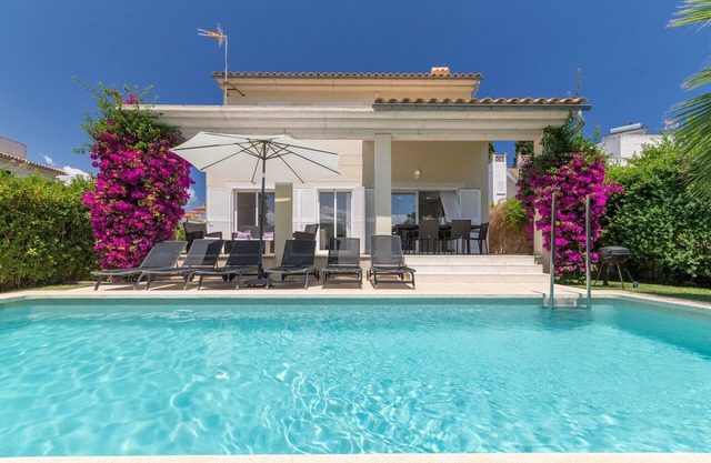 Villa moderna con piscina en Alcudia