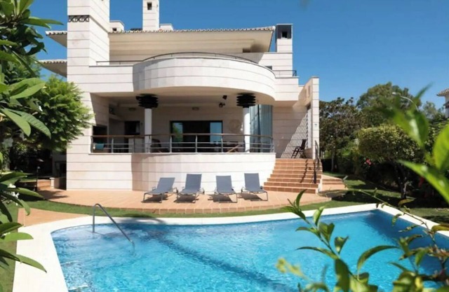 Beachside Villa in Puerto Marina, Benalmádena
