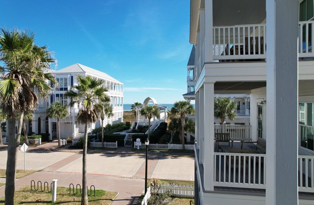 Beachtown Galveston - 5 Bed, 4.5 Bath - Located between Beach and Pool