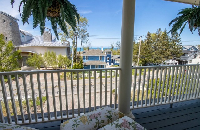 Casa masiva recientemente actualizada frente al lago Michigan en Beachwalk Resort