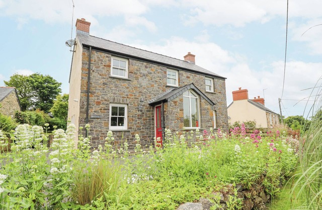 BEACHWAY, pet friendly, country holiday cottage in Dinas Cross