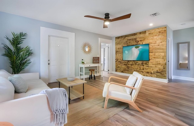Beachy 3bd: Minutes from the Beach!