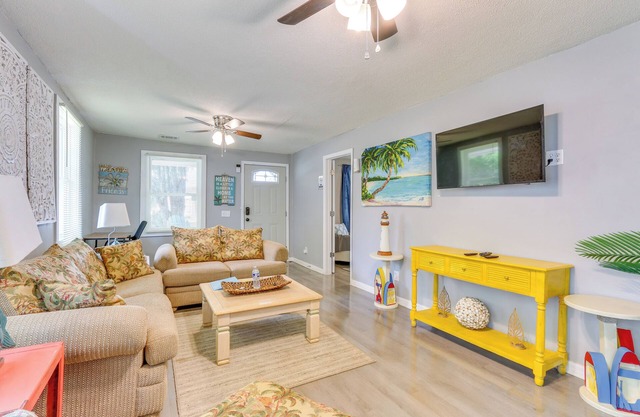 Beachy Home in Heart of Beaufort w/Pool Access