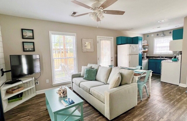 Beachy Keen ~Charming Dog Friendly Cottage-Walk to Beach! Sleeps 6