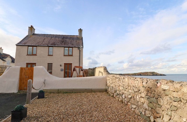 BEACON COTTAGE, admite mascotas, con un jardín en Cemaes Bay, Ref 988078