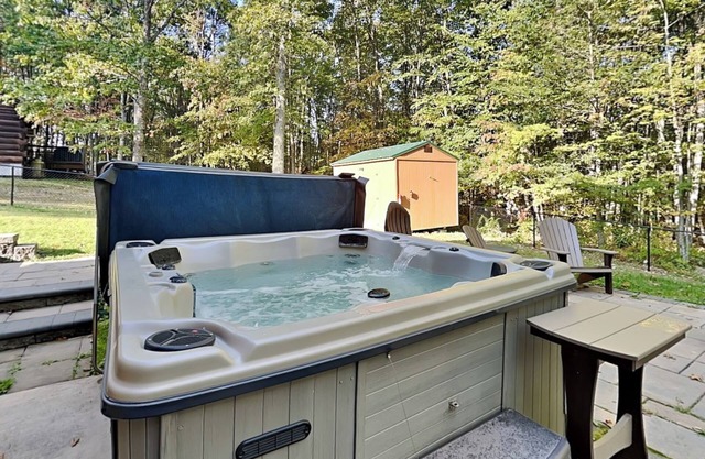 Convenientemente ubicado cabaña con jacuzzi al aire libre!