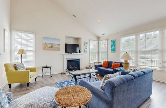Bear Trap Dunes 2nd floor condo w/ tennis court, basketball court, & golf