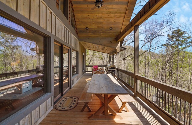 Bearfoot on the River New spacious cabin w/Hot Tub, Movie Room and family resort