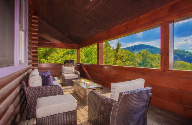 Bear Mountain Getaway: ¡Vistas a la montaña! Aislado, las mejores comodidades, jacuzzi, cerca de las atracciones.