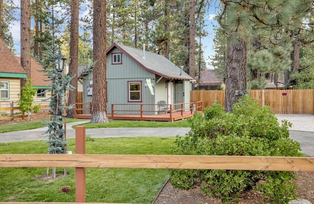 Beary Cozy Cabin w/ Hot Tub- Walk to Lake Couple's Cottage