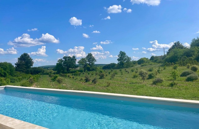 Casita de campo "Beau Gite" con piscina privada, terraza privada y Wi-Fi